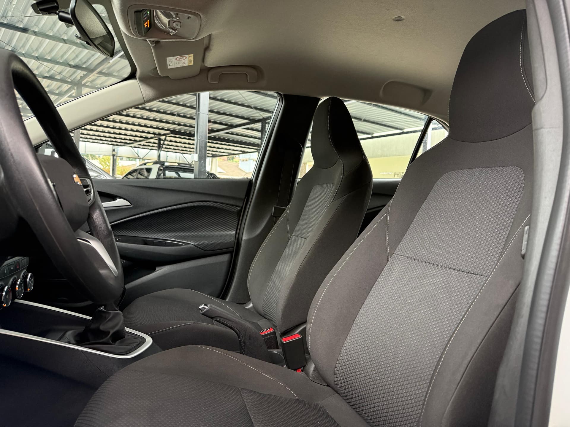 ONIX HATCH LT 1.0 12V Flex 5p Mec. - Imagem 6